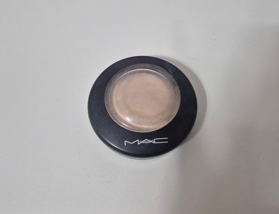 맥 오로라, 에스티로더 더블웨어, 슈에무라, 바비브라운 립스틱 등 이미지