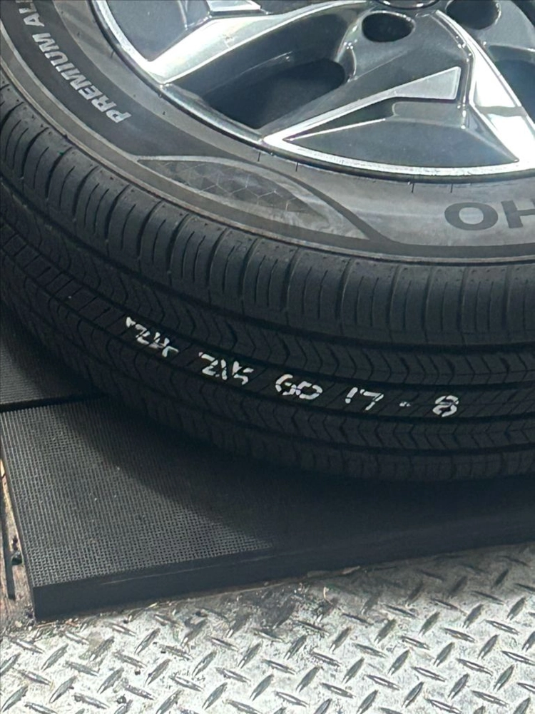 금호타이어 SOLUS TA51 215/60R17 중고 타이어 하나 판매합니다~ - 안심되는 중고거래