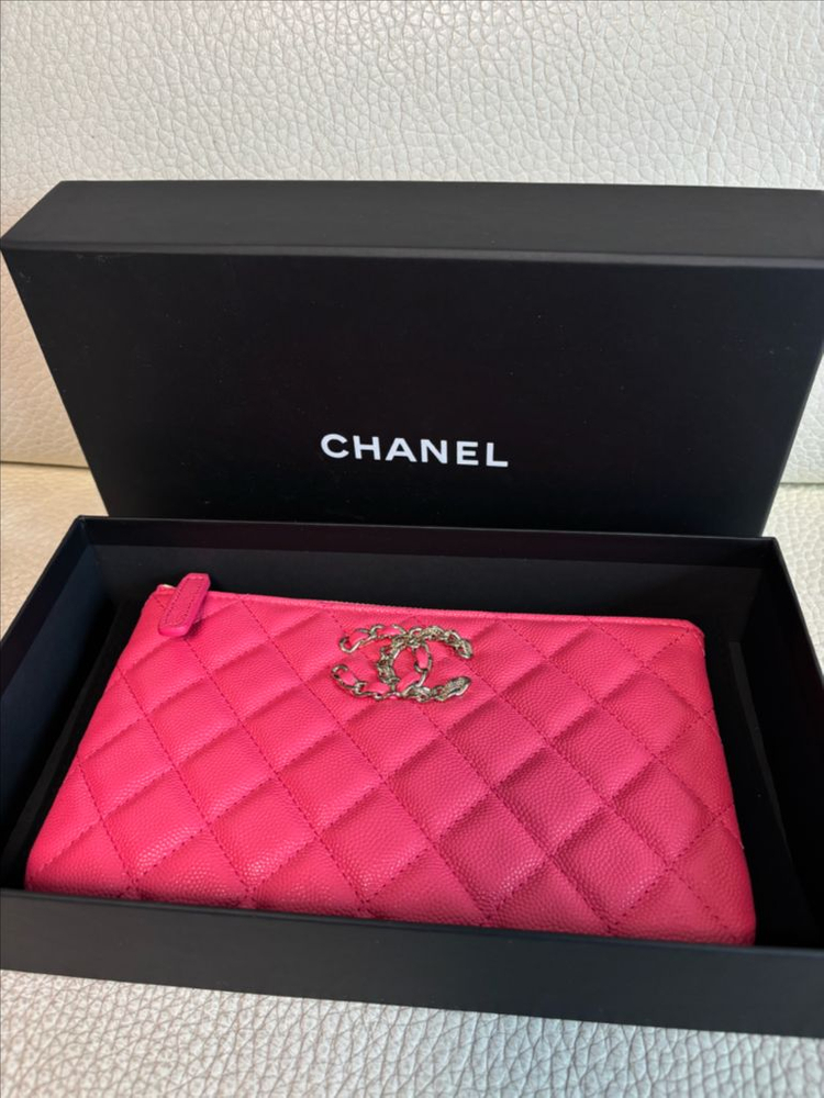 [미사용][정품]샤넬 19 하프체인 로고 캐비어 클러치백--1