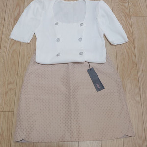 새상품)브랜드2ME)스커트+가디건니트+매너단추