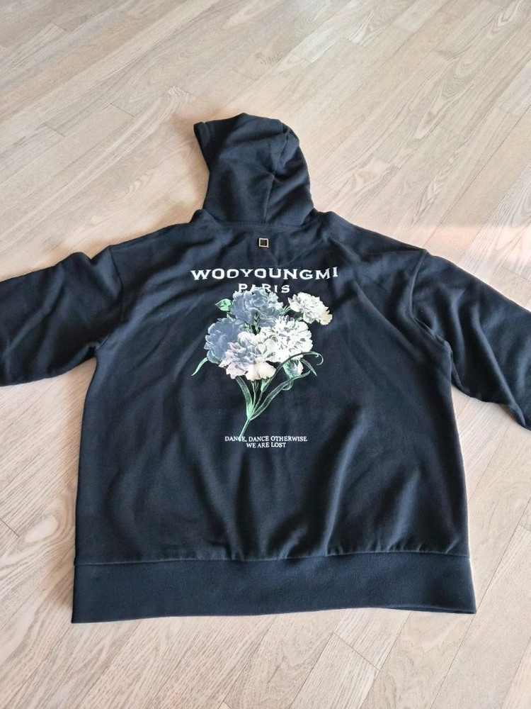 우영미 블랙 후드티(꽃 컬러체인지)--2
