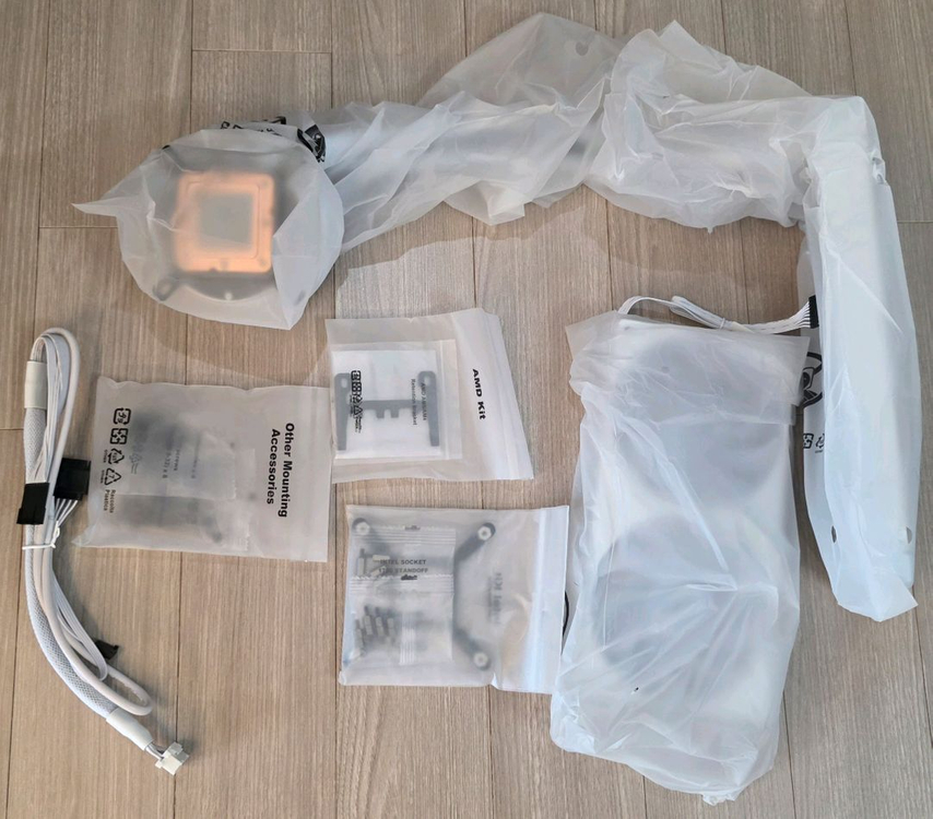 [새상품/최신버전] WHITE x Kraken Elite V2 240 RGB--4