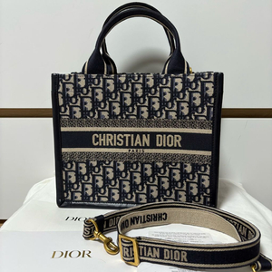 디올 신상 북토트백 오블리크 레더 스트랩버전 풀구성 팝니다.