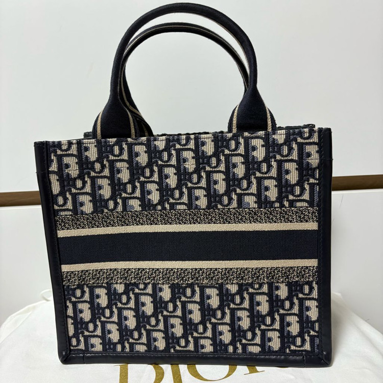 디올 신상 북토트백 오블리크 레더 스트랩버전 풀구성 팝니다.--2