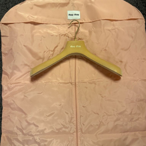 정품 미우미우 옷걸이 + 수트케이스 가먼트