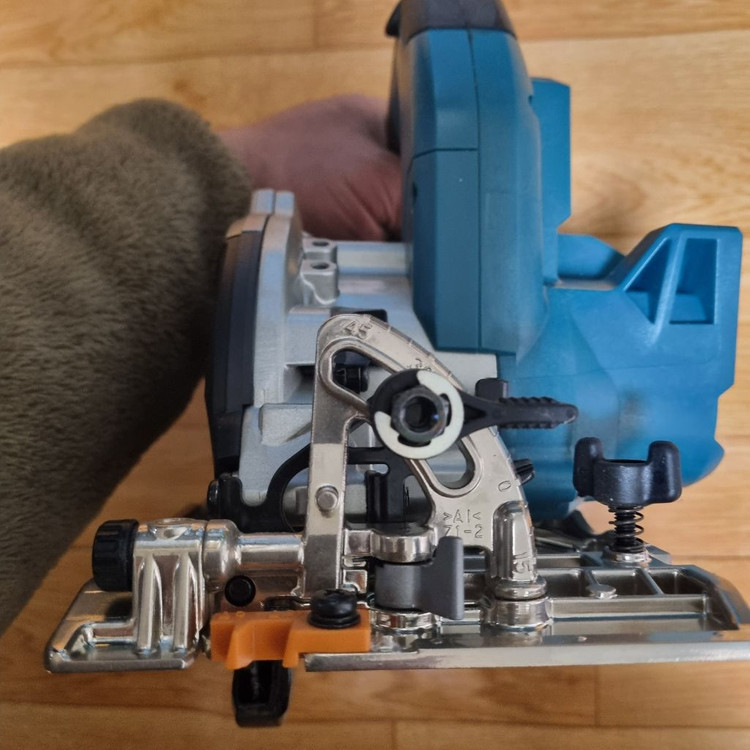 마끼다 충전원형톱 DHS485 본체만--4