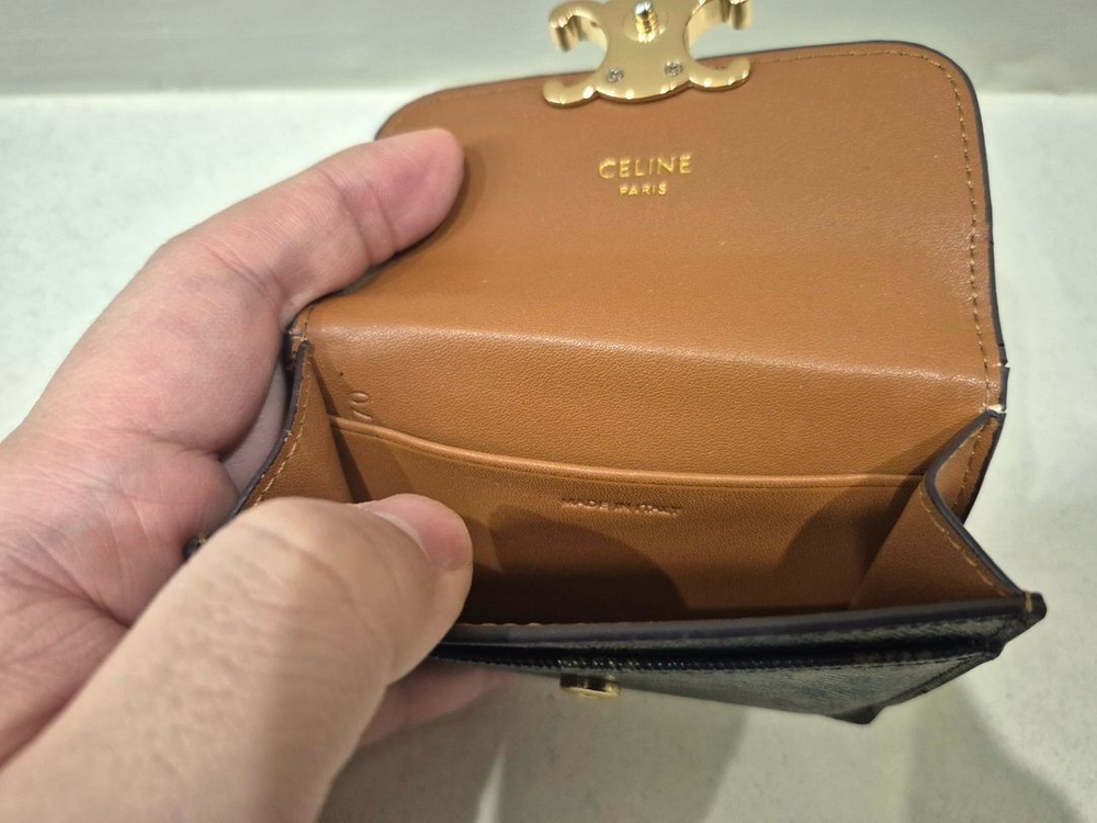 셀린느 정품 트리옹프 플랩 카드지갑 판매합니다 이미지