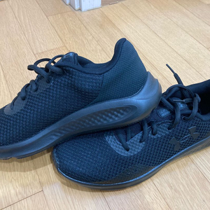 언더아머 차지드 퍼수트 3 블랙 러닝화 265 새상품