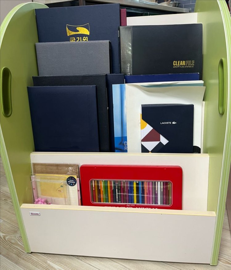 일룸 이동식 전면책장--1