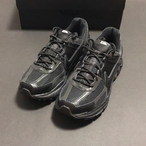 나이키 X DSM 줌 보메로 5 SP 블랙