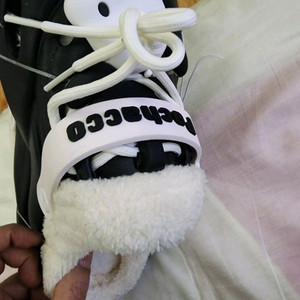 산리오 포차코 털 슬리퍼 샌들