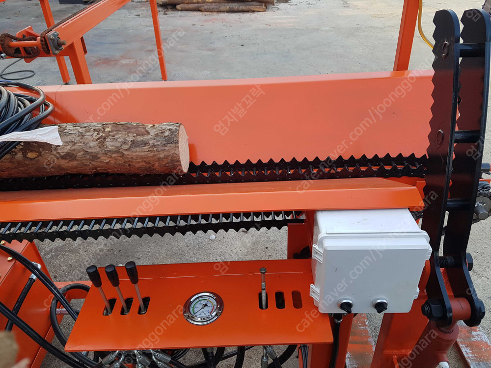 원목을 사이즈에 맞게 절단할수 있는 원목절단기 입니다. 톱은 20인치여서 지름 400까지는 무난합니다--2