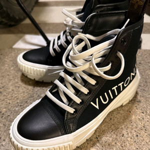 루이비통 하이탑 스니커즈 36사이즈