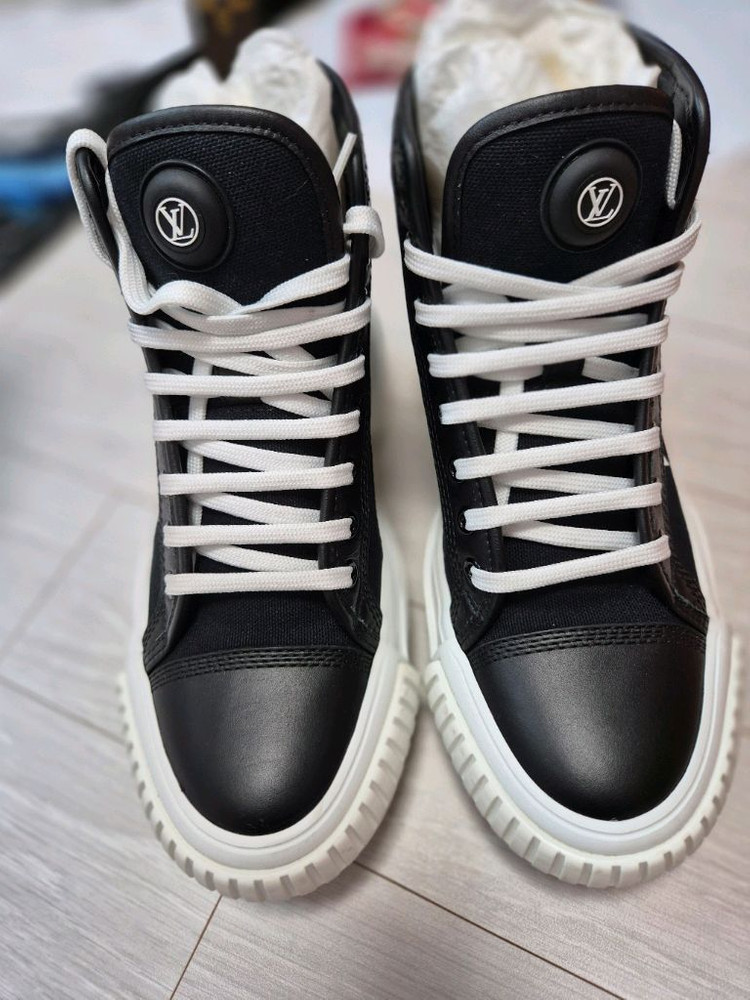 루이비통 하이탑 스니커즈 36사이즈--1