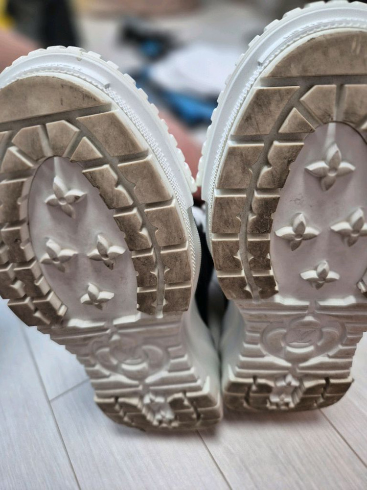 루이비통 하이탑 스니커즈 36사이즈--6