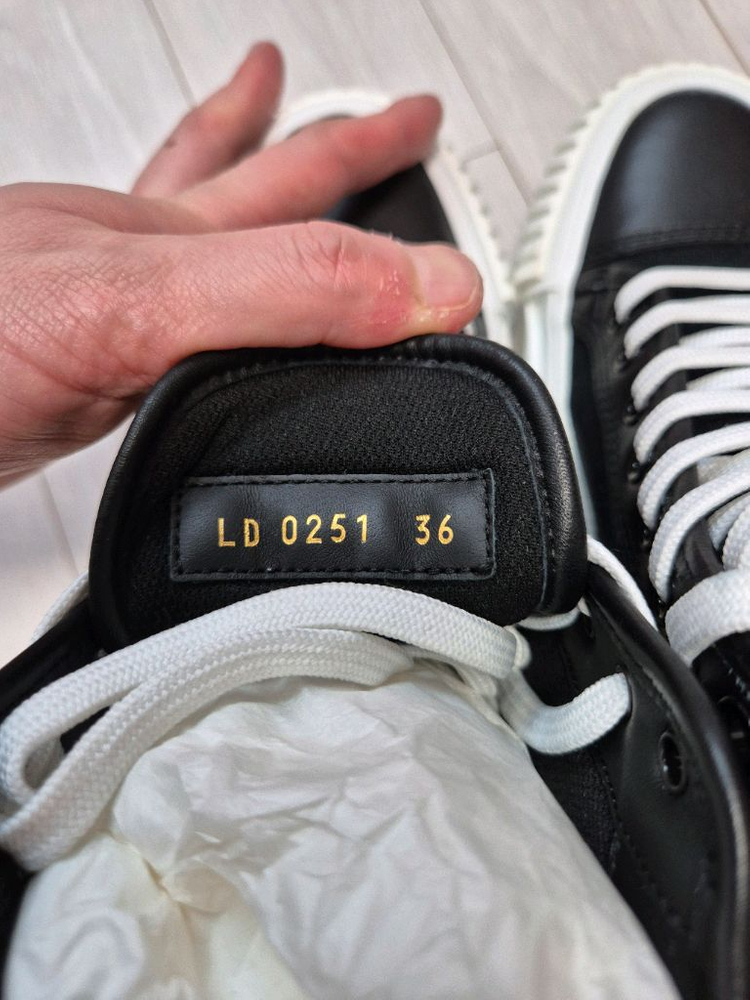루이비통 하이탑 스니커즈 36사이즈--7