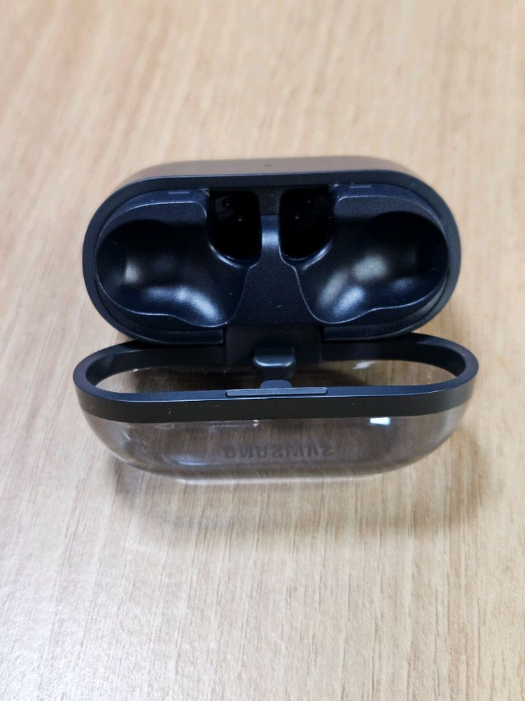 갤럭시 버즈3FE 블랙 충전본체--1