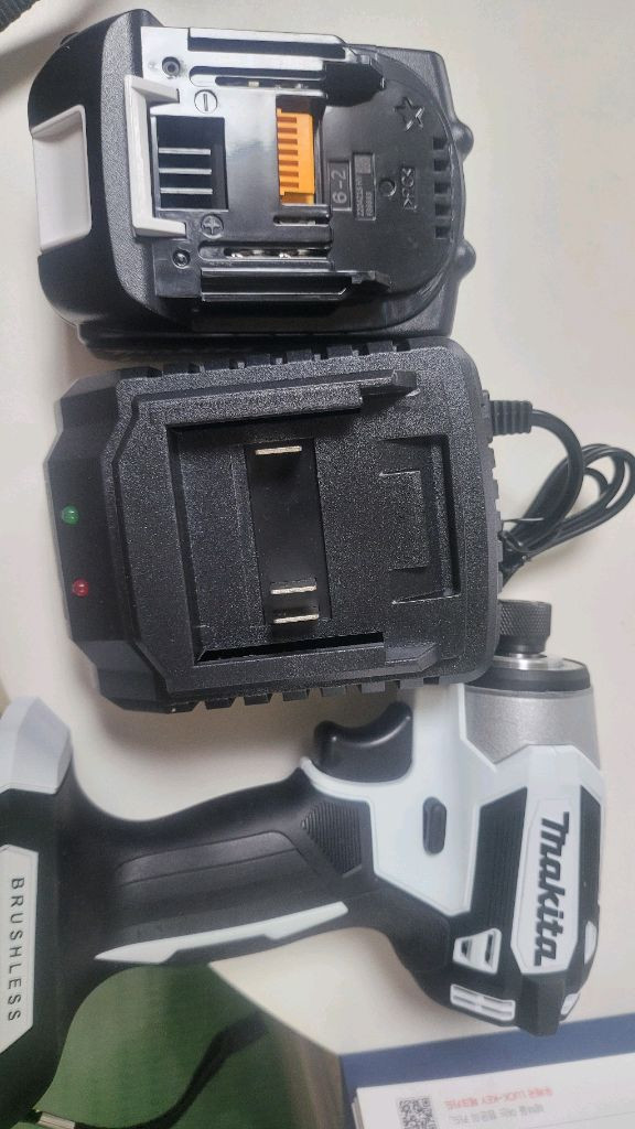 마끼다 임팩드릴 무선 충전드릴 18V 팝니다--2