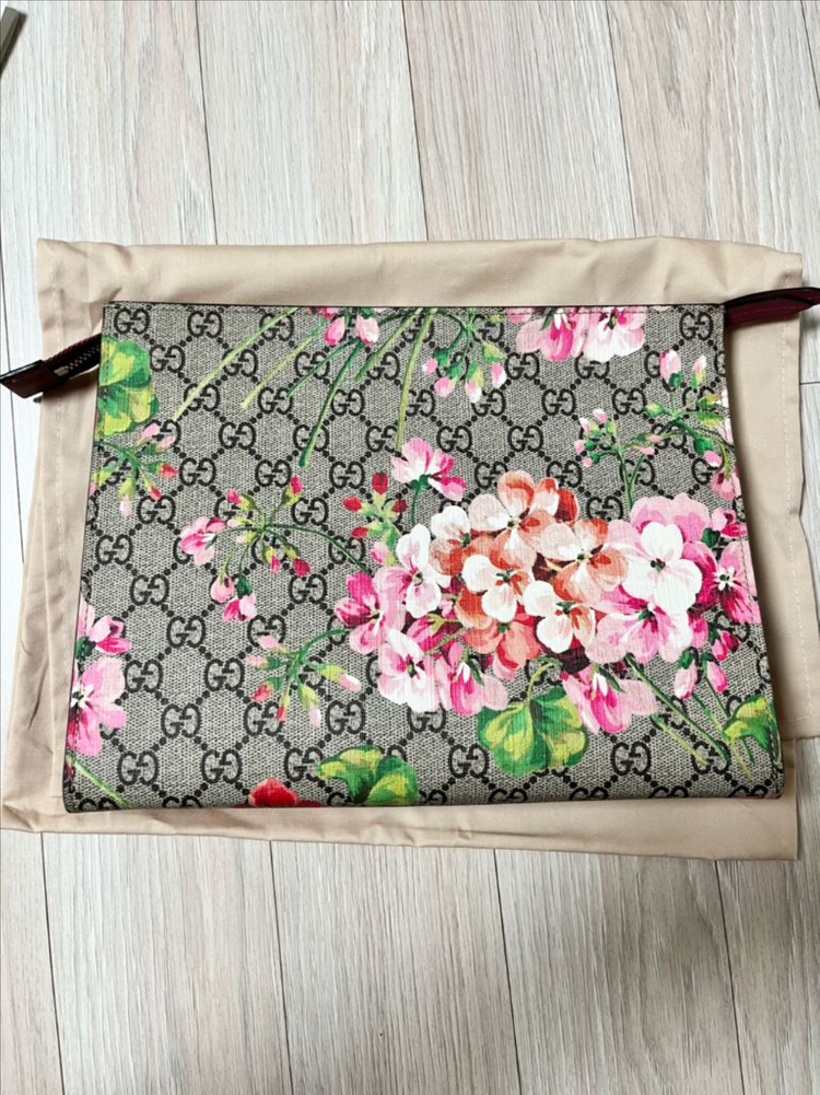 구찌 GG 수프림 블룸 클러치--1