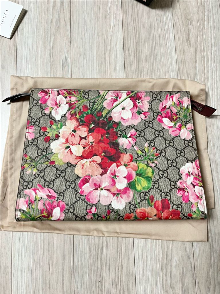 구찌 GG 수프림 블룸 클러치--2