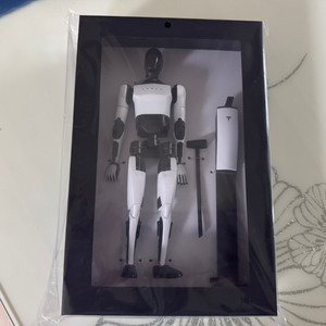 테슬라 옵티머스 봇 피규어 판매합니다.