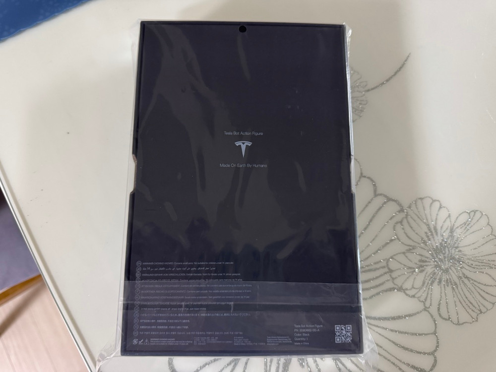 테슬라 옵티머스 봇 피규어 판매합니다.--1