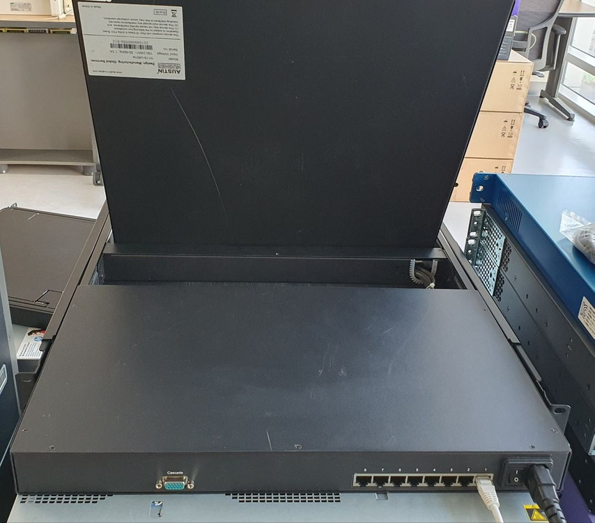 Austin Hughes Cyberview N119-S801e 19" Rackmount KVM--2