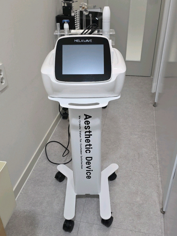 잡티 및 색소 관리와 두피 관리까지 가능한 새상품급 멜라웨이브 판매합니다.--1