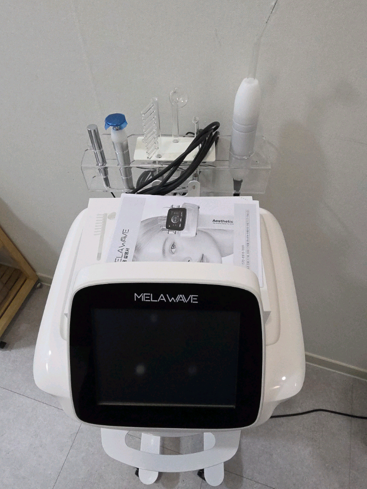 잡티 및 색소 관리와 두피 관리까지 가능한 새상품급 멜라웨이브 판매합니다.--2