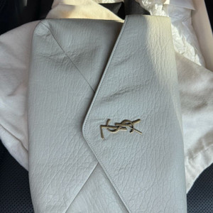 정품 입생로랑 카산드라 클러치