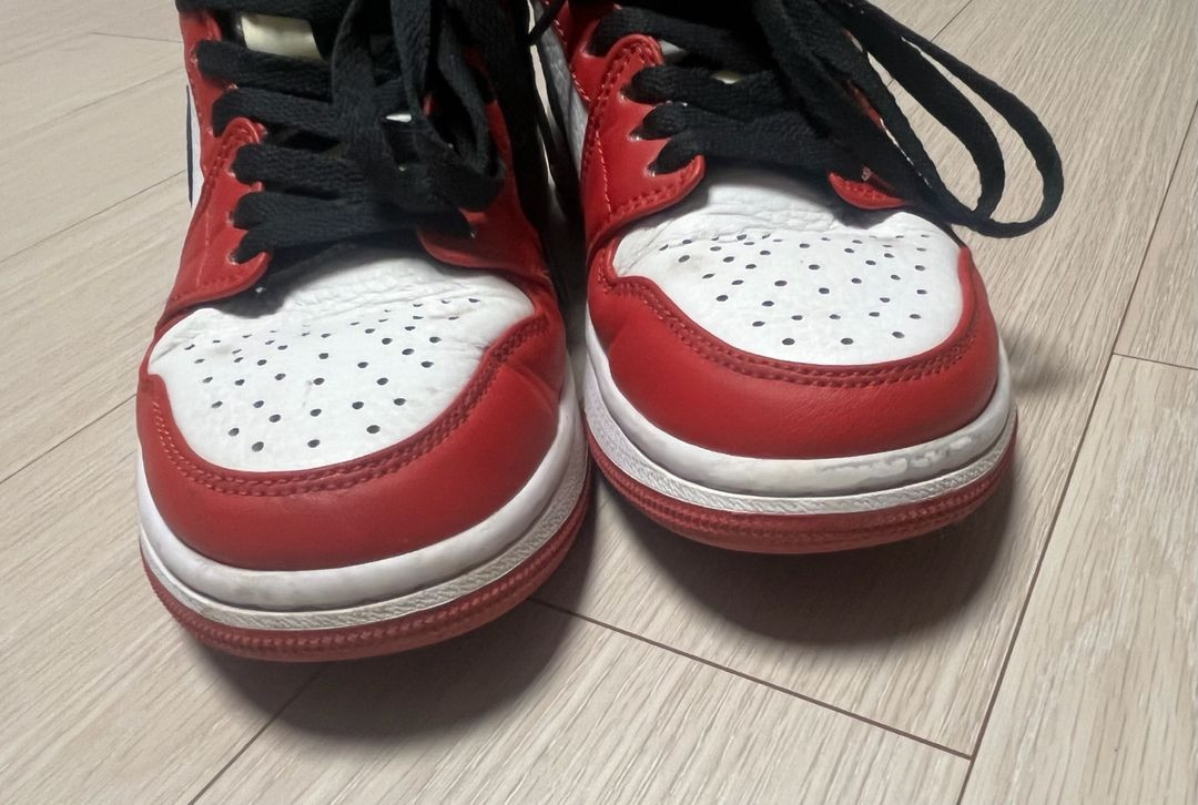 나이키 554724-173 에어 조던 1 미드 시카고 240 이미지