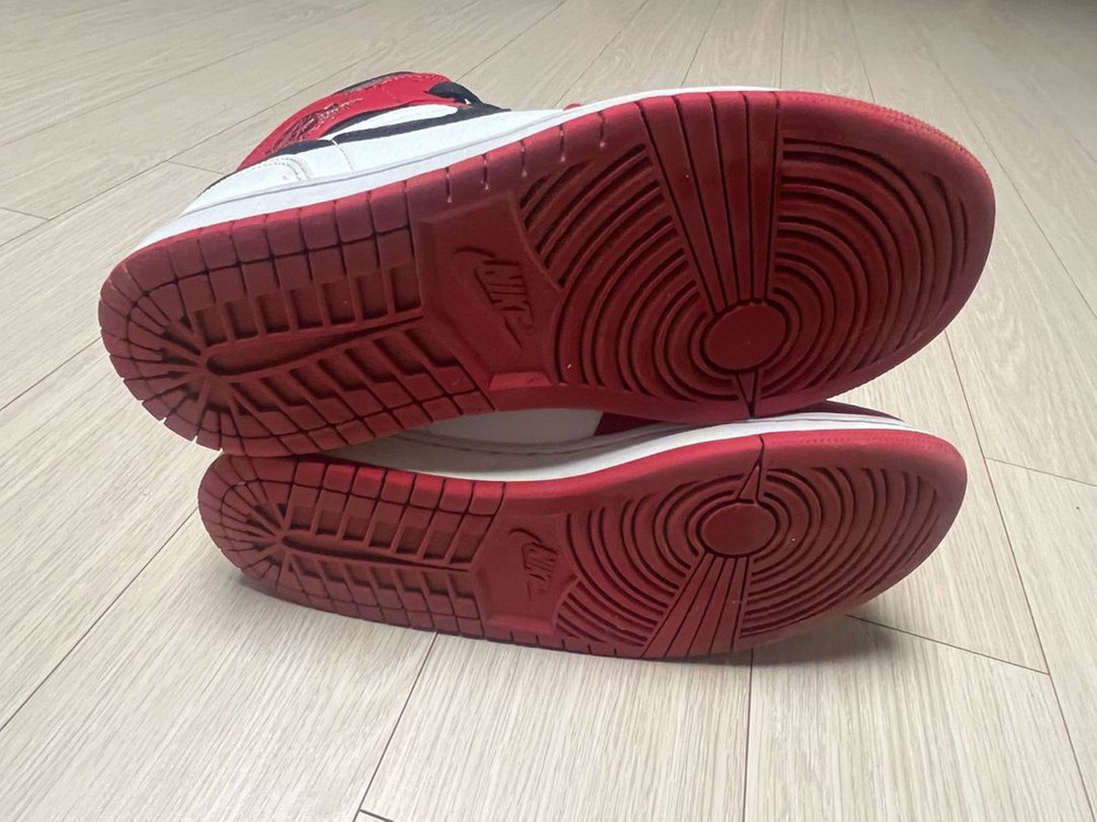 나이키 554724-173 에어 조던 1 미드 시카고 240 이미지