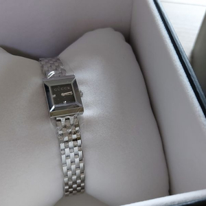 구찌 사각프레임 여성 메탈시계