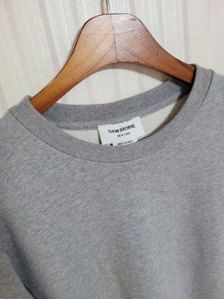 톰브라운 그레이 백삼선 옆트임 맨투맨 3--3