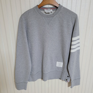 [3] 톰브라운 그레이 사선완장 옆트임 맨투맨