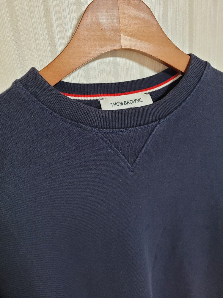 [3] 톰브라운 네이비 사선완장 옆트임 맨투맨--1