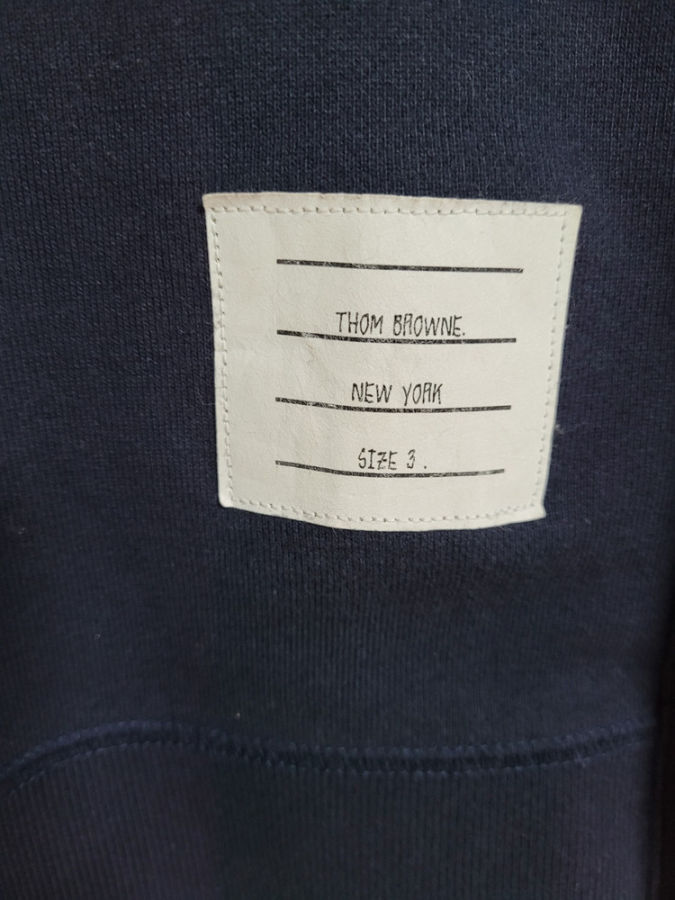 [3] 톰브라운 네이비 사선완장 옆트임 맨투맨--4