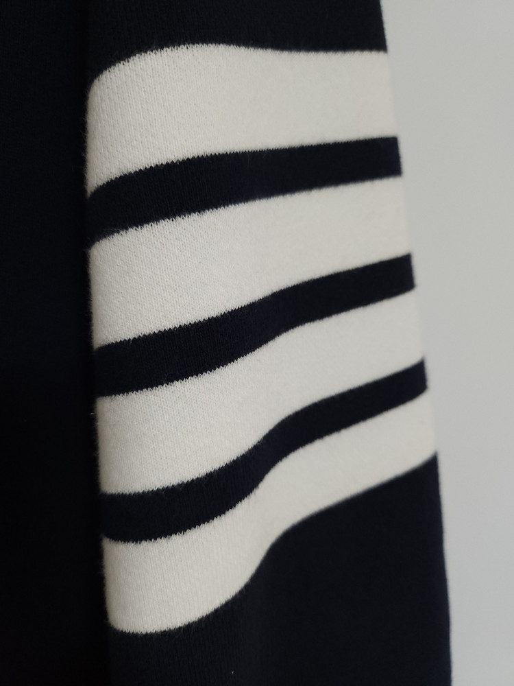 [4] 톰브라운 네이비 사선완장 맨투맨 MJT021H--2