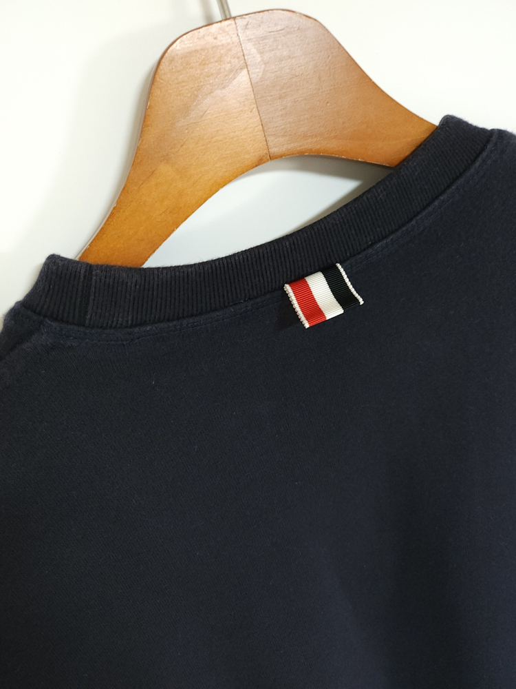 [4] 톰브라운 네이비 사선완장 맨투맨 MJT021H--7