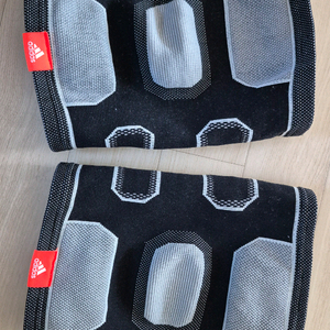 아디다스 무릎보호대 XL 2개 팝니다