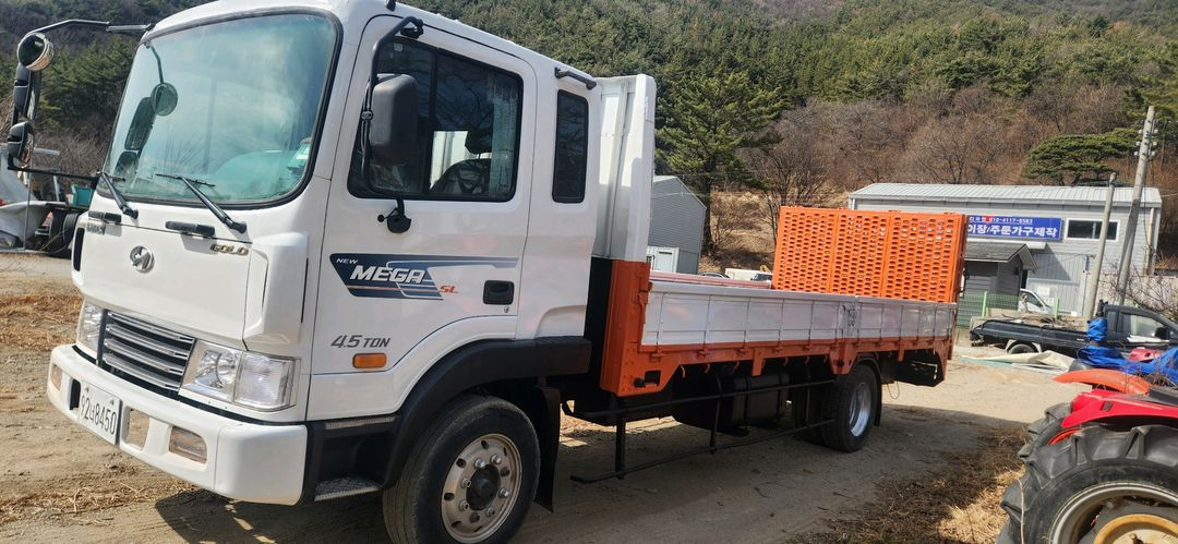 현대 메가트럭 2005년 225마력 4.5톤 5톤 6.25미터 농기계 지게차 장비 굴삭기 포크레인 자동사다리 사다리 이미지