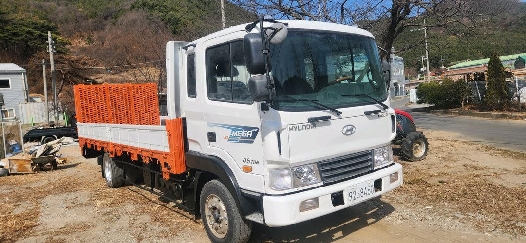 현대 메가트럭 2005년 225마력 4.5톤 5톤 6.25미터 농기계 지게차 장비 굴삭기 포크레인 자동사다리 사다리 이미지