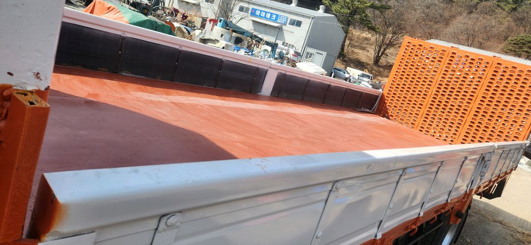 현대 메가트럭 2005년 225마력 4.5톤 5톤 6.25미터 농기계 지게차 장비 굴삭기 포크레인 자동사다리 사다리 이미지