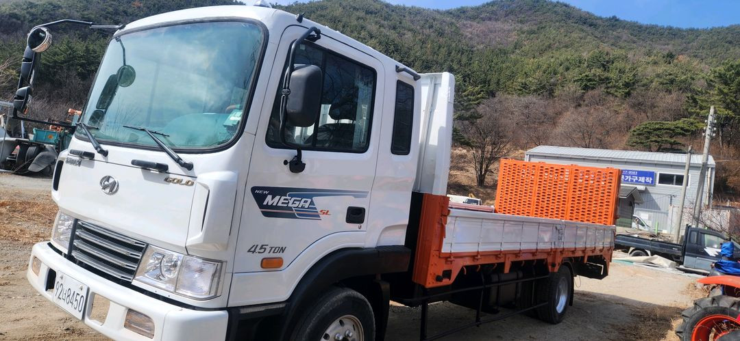 현대 메가트럭 2005년 225마력 4.5톤 5톤 6.25미터 농기계 지게차 장비 굴삭기 포크레인 자동사다리 사다리 이미지