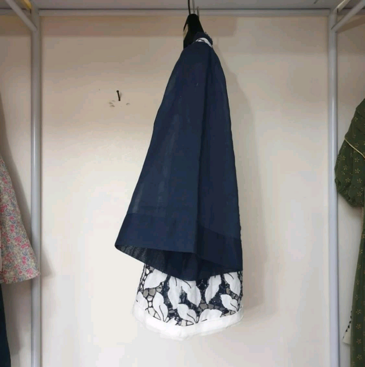 LANVIN 랑방 플라워 기퓌르레이스 디테일 아사면 크롭 블라우스--2