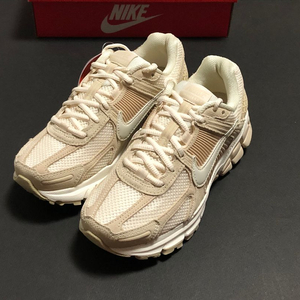 [230] 나이키 우먼스 에어 줌 보메로 5 라이트 카키 페일 아이보리