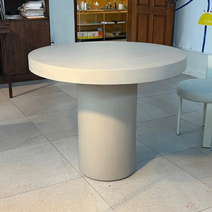 케이브홈 시멘트 원형 테이블 + 우드띠어리 의자 3개 세트