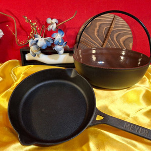 무쇠 후라이팬 과 전골냄비 이미지
