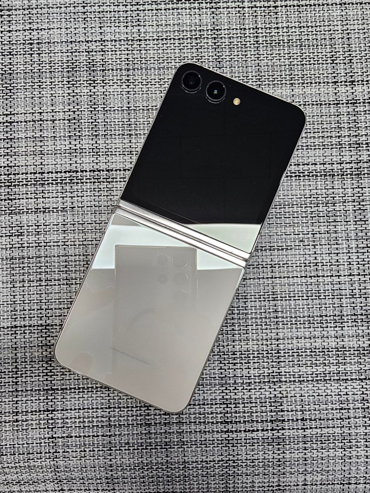 (검수완료) 갤럭시 플립5 256G 크림 24년 3워개통 정상해지공기계 28만팝니다@@@--0