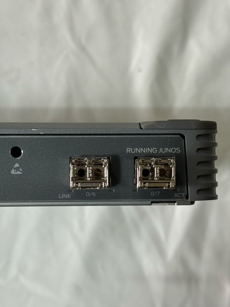 Juniper SRX300 방화벽 VPN 라우터 / 광포트 2개--2